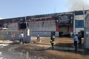 Gaziantep'te elyaf fabrikasında yangın: 2 işçi dumandan etkilendi