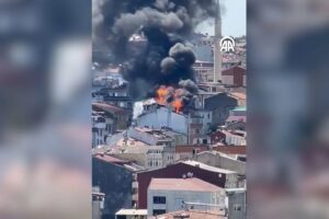 Gaziosmanpaşa'da bir binanın çatı katında yangın