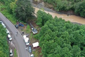 Giresun'da sel sularına kapılan araçtaki 2 kişi aranıyor