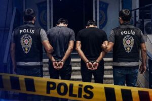 Diyarbakır'da kavga ihbarı faciayı önledi: Gizemli araçtan cephanelik çıktı!