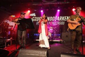 Grup Gündoğarken ve Vasiliki Papageorgiou aynı sahnede