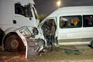 Hatay'da servis minibüsü ile tır çarpıştı: 1 kişi öldü, 14 kişi yaralandı