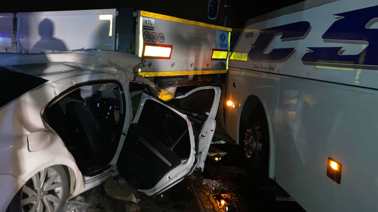 Hatay'da zincirleme trafik kazası: 2 kişi hayatını kaybetti, 4 kişi yaralandı