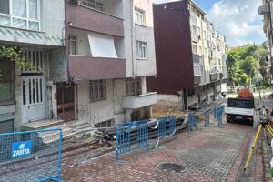 İnşaat kazısı binalarda hasara yol açtı: Sultangazi'de 3 bina boşaltıldı
