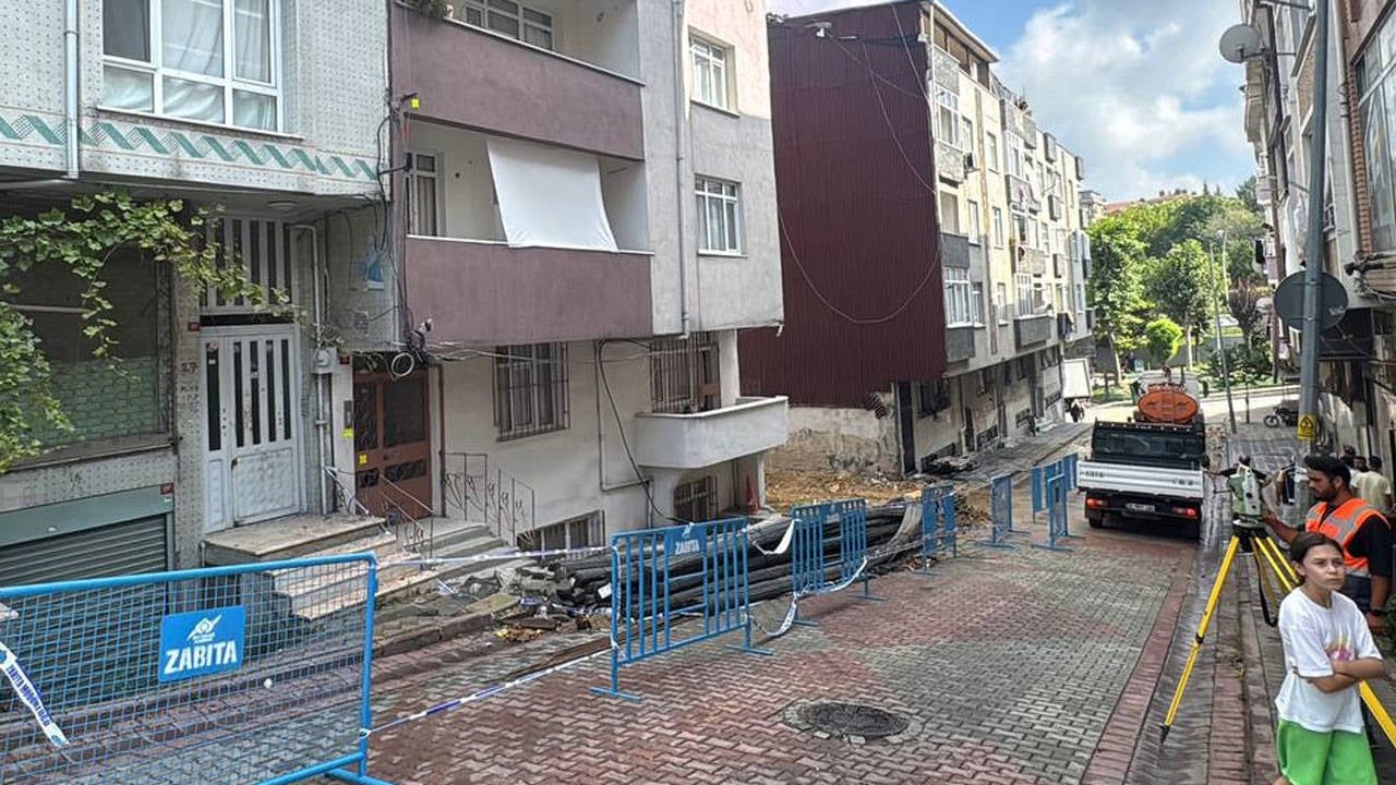 İnşaat kazısı binalarda hasara yol açtı: Sultangazi'de 3 bina boşaltıldı