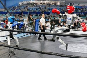 İnsansı robotlar spor arenasında yarıştı