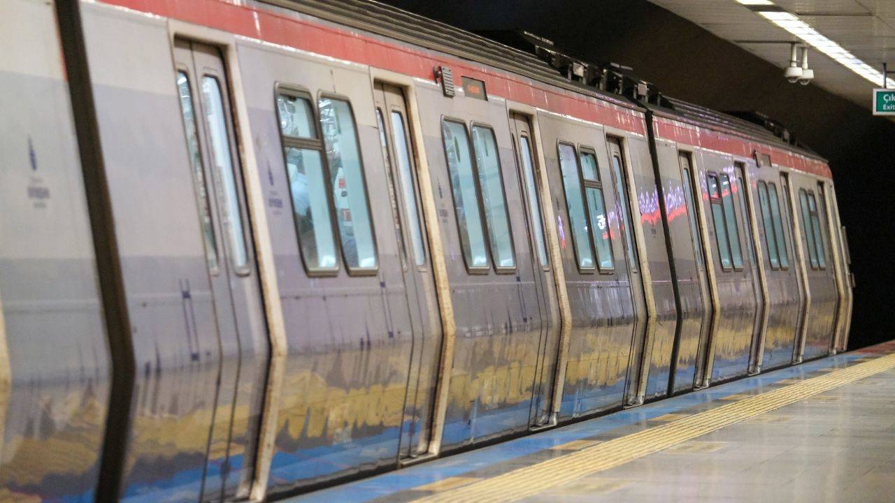 İstanbul'da metro istasyonunda intihar girişimi