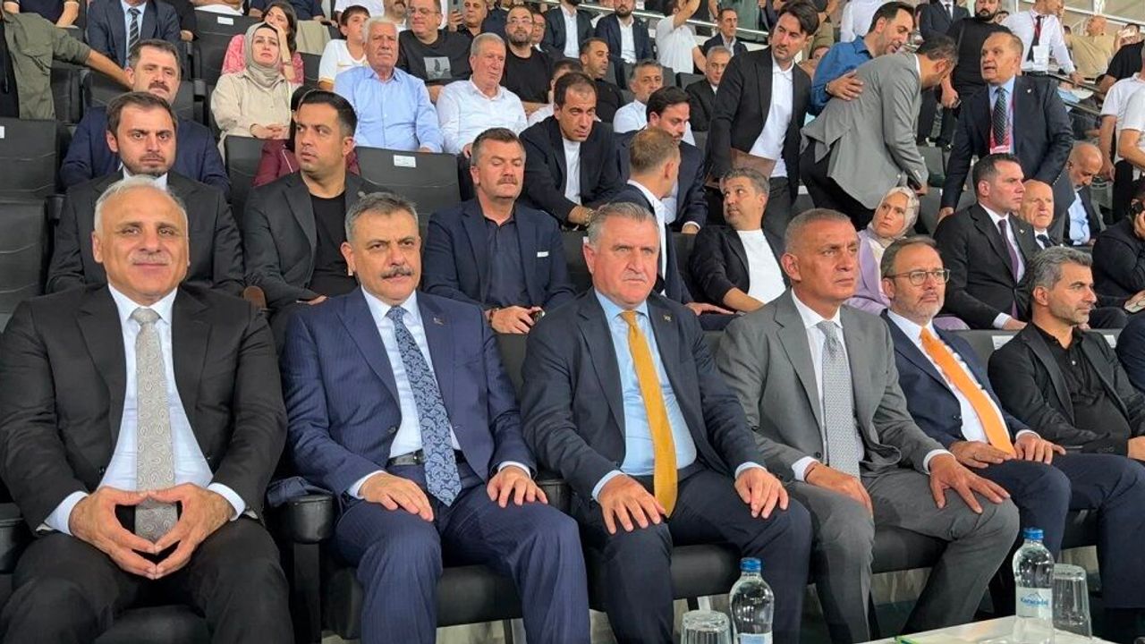 İşte Amedspor-Erzurumspor maçını protokolde izleyen isimler!