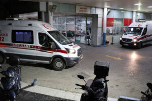 İzmir'de iki grup arasında kavga: 15 yaşındaki çocuk kalbinden bıçaklandı