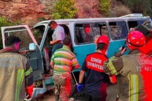 İzmir'de işçileri taşıyan minibüs kayalıklara çarptı: 1 kişi hayatını kaybetti, 8 kişi yaralandı