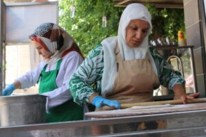 Can sıkıntısını mesleğe dönüştürdü: Diyarbakırlı gelin görümceden lezzet ortaklığı