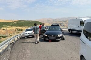 Kahta-Diyarbakır yolunda hareketli anlar: Polisten kaçarken kaza yaptılar!