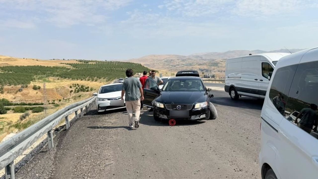 Kahta-Diyarbakır yolunda hareketli anlar: Polisten kaçarken kaza yaptılar!