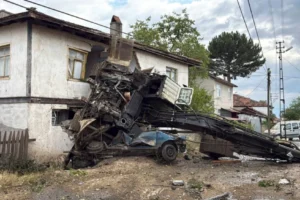 Karabük'te bir çekici karşı şeride dalarak motosiklet ile çarpıştı: 2 kişi hayatını kaybetti
