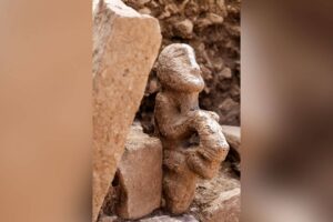 Karahantepe şaşırtmaya devam ediyor: Leopar sırtında oturan bir insanı betimleyen 11 bin yıllık kompozit heykel bulundu