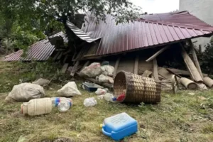 Kastamonu'da ahşap ev tadilat sırasında çöktü: 5 yaralı