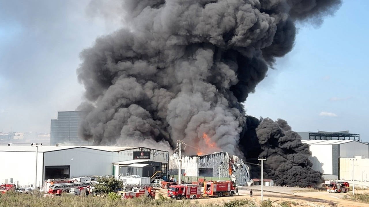 Kocaeli’de 2 depoda yangın: Müdahale sürüyor