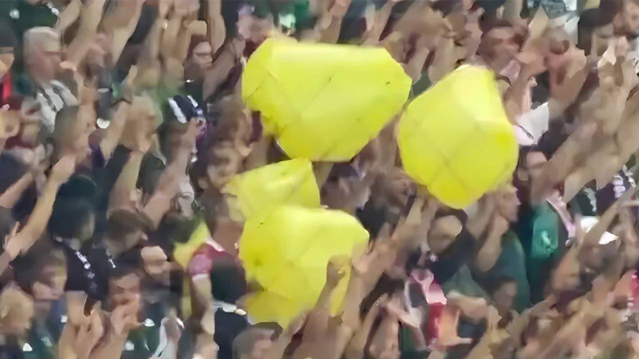 Kocaelispor tribünlerinde Amedsporlulara “sarı torba” sallandı