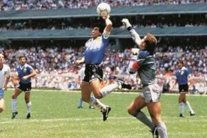 Maradona’nın “Tanrı’nın Eli” golünün atıldığı top 3,3 milyon dolara satıldı