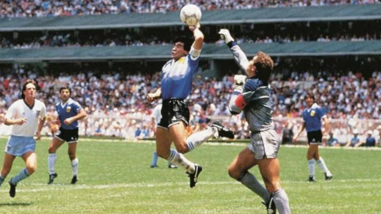 Maradona’nın “Tanrı’nın Eli” golünün atıldığı top 3,3 milyon dolara satıldı