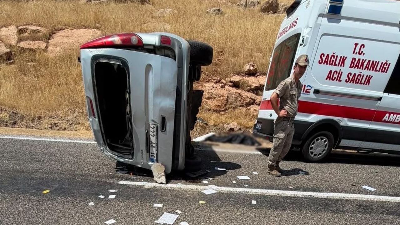 Mardin'de hafif ticari araç takla attı: Bir genç yaşamını yitirdi!