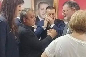 Menderes Belediyesi seçiminin ardından butlan CHP'si ile AKP'nin ortak sevinci böyle fotoğraflandı