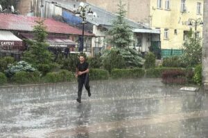Meteoroloji'den 5 şehir için sağanak yağış uyarısı