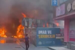 Metro şantiyesinde çıkan yangın iş yerlerine sıçradı