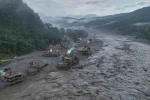Nepal'de ekipler, sel felaketinin ardından hidroelektrik tünellerinde mahsur kalan yüzlerce kişiye ulaşmaya çalışıyor