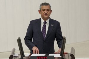 Özgür Özel'den 'çerçeve yasa' açıklaması: Ben ve yönetici arkadaşlarım 'evet' diyeceğiz