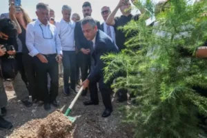 Özgür Özel, “YENİ Parti fidanı”nı dikti