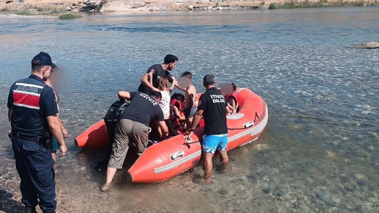 Diyarbakır’da su yükseldi, 10 kişi mahsur kaldı