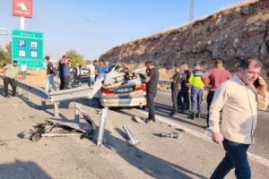 Şanlıurfa'da otomobil bariyerlere çarptı: 1 ölü, 1 ağır yaralı