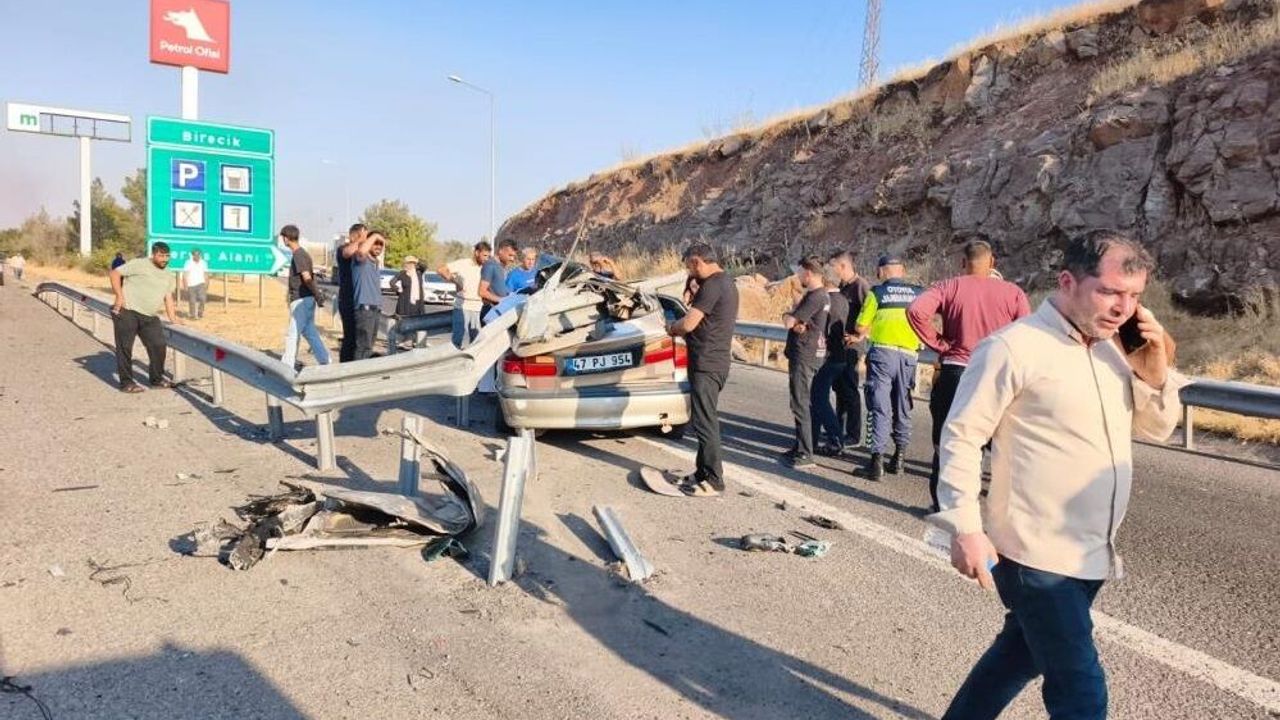 Şanlıurfa'da otomobil bariyerlere çarptı: 1 ölü, 1 ağır yaralı