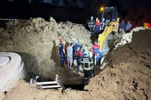 Su kuyusuna hortum bağlamak isteyen baba ile oğlu, toprak altında kaldı
