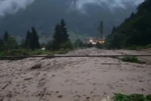 Trabzon'da sağanak etkisini gösterdi: Uzungöl'de taşkın yaşandı