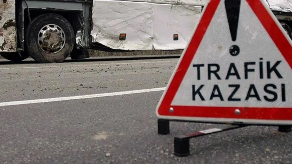 Diyarbakır'da yoldan çıkan araç takla attı: Yaralı var