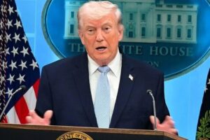 Trump'tan İran mesajı: Görüşmeler sürüyor, askeri seçenek masada
