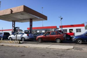 Tunus'ta tanker şoförleri kontak kapattı: Akaryakıt istasyonlarında uzun kuyruklar oluştu