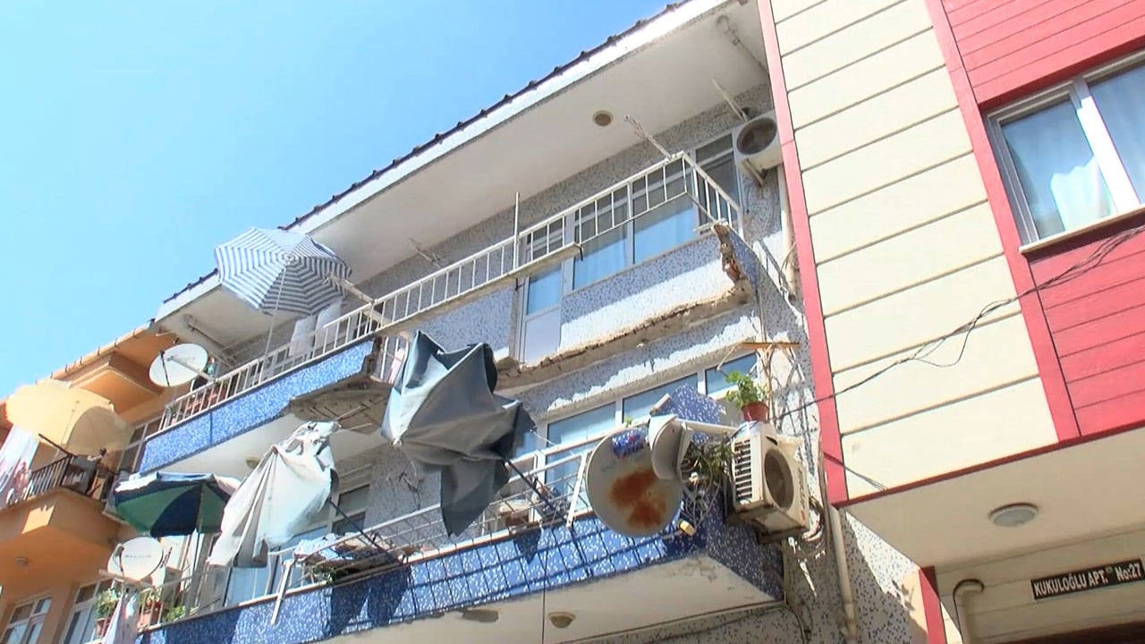 Ümraniye'de 2 katlı binadaki dairenin balkonu çöktü
