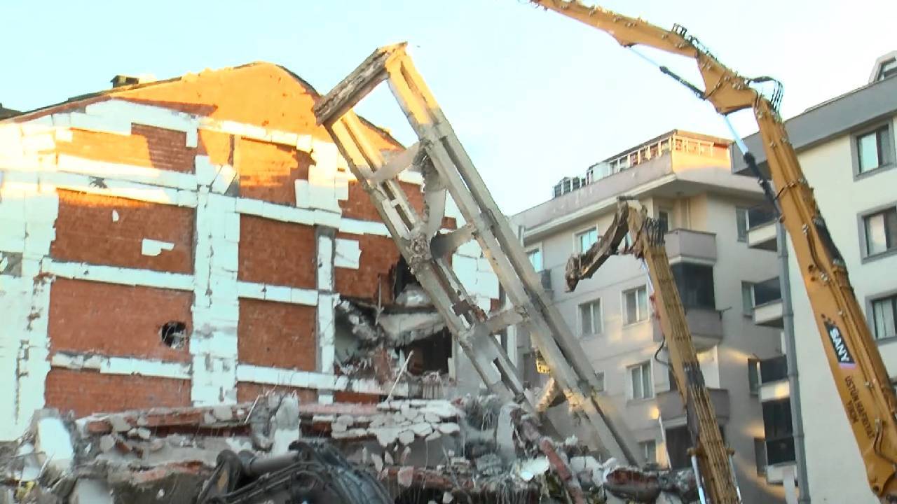 Yine Bahçelievler, yine dönüşüm faciası: Bina yıkımında yandaki binaya da zarar verildi
