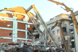 Yine Bahçelievler: Bina yıkımında yandaki binaya da zarar verildi