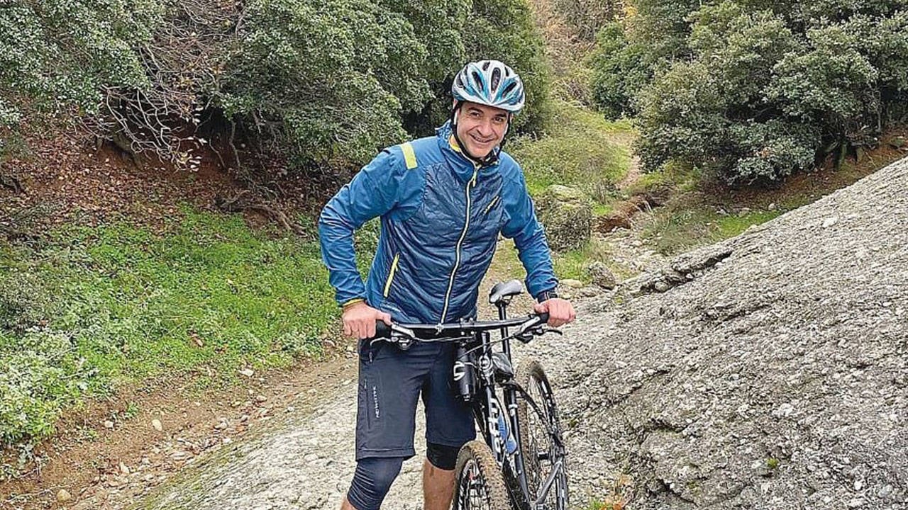 Yunanistan Başbakanı Miçotakis bisikletten düştü: Hastaneye kaldırıldı