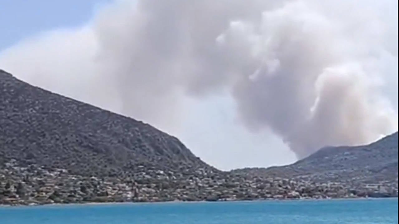 Yunanistan'ın Salamina Adası'ndaki orman yangınında 2 kişi hayatını kaybetti