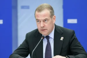 Medvedev’den Kiev’in sivil havacılık tehditlerine sert yanıt: ‘Misillemeyle karşılık verilir’