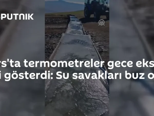 Kars'ta termometreler gece eksi 2'yi gösterdi: Su savakları buz oldu