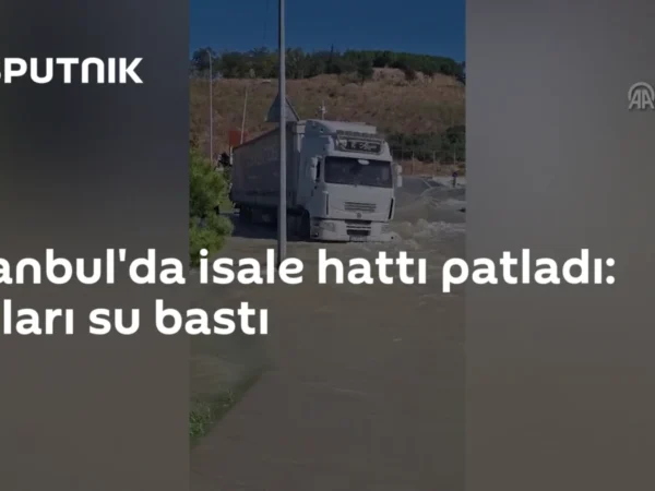 İstanbul'da isale hattı patladı: Yolları su bastı