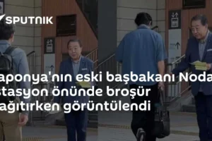Japonya'nın eski başbakanı Noda, istasyon önünde broşür dağıtırken görüntülendi