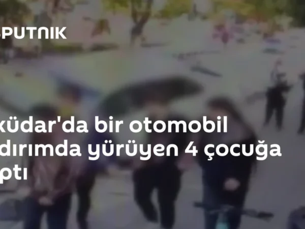 Üsküdar'da bir otomobil kaldırımda yürüyen 4 çocuğa çarptı