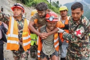 Nepal'da tünelde 9 gün mahsur kalan 2 işçi sağ kurtarıldı